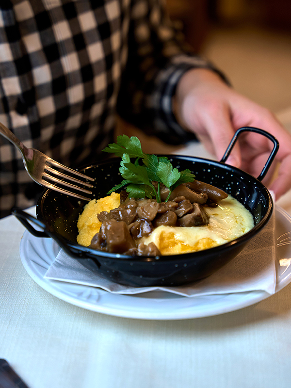 polenta morbida di Maranello, funghi misti dell’Altopiano e fonduta di formaggio Asiago del Caseificio Pennar