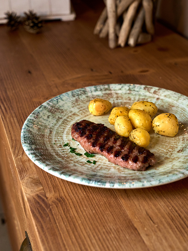 salsiccia alla griglia e patate al forno