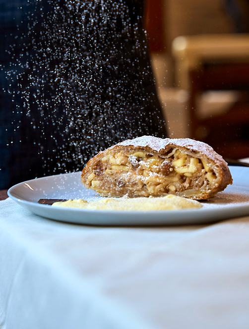 strudel fatto in casa con salsa alla vaniglia e spolverata di zucchero a velo