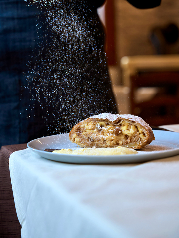 strudel fatto in casa con salsa alla vaniglia